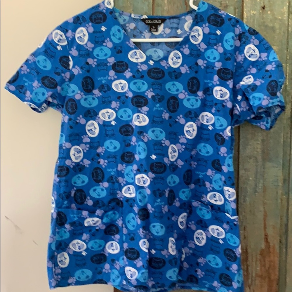 Size med scrub top